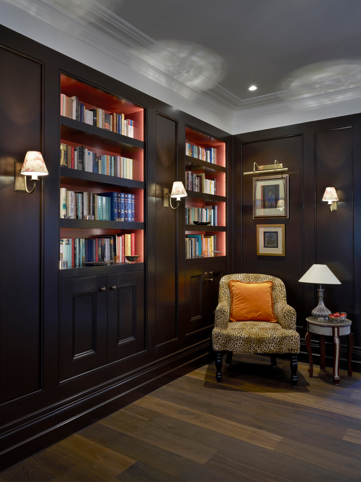 ロンドンにある高級な中くらいなヴィクトリアン調のおしゃれなホームオフィス・書斎 (ライブラリー、茶色い壁、無垢フローリング、茶色い床) の写真