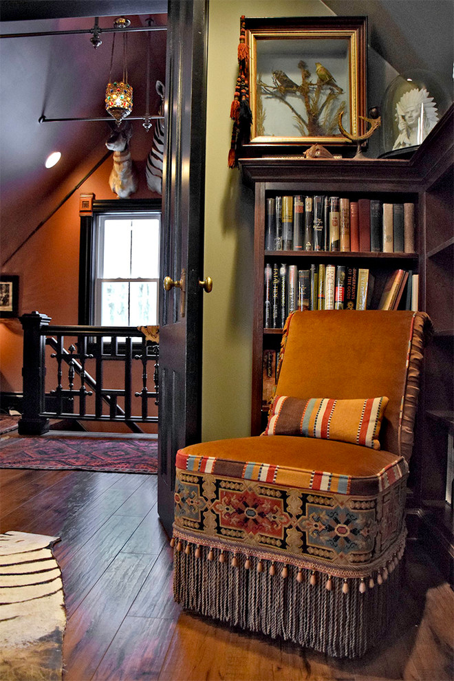 他の地域にあるラグジュアリーな小さなおしゃれな書斎 (緑の壁、無垢フローリング、暖炉なし、造り付け机) の写真