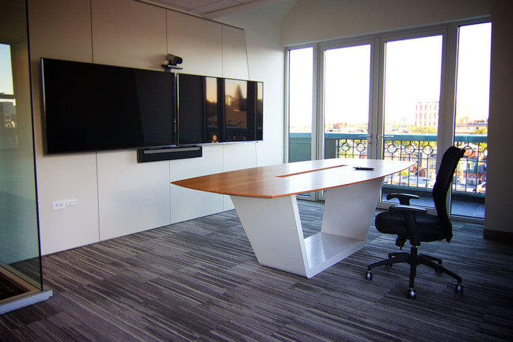 Cette image montre un bureau design de taille moyenne avec un mur blanc, moquette, aucune cheminée, un bureau indépendant et un sol gris.