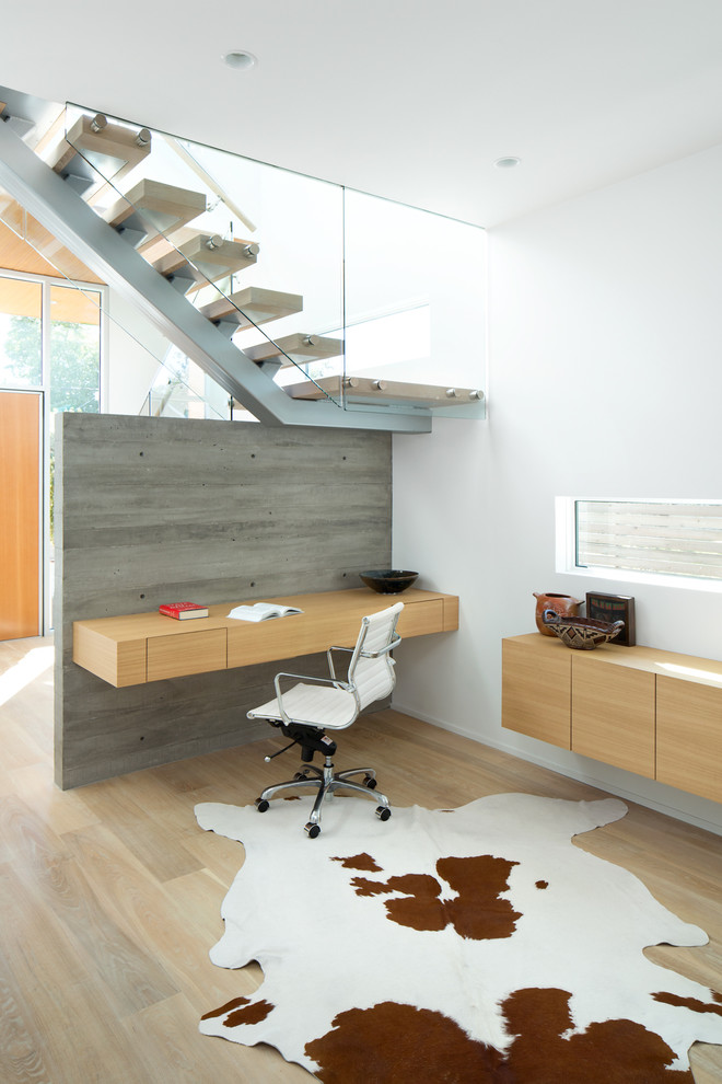 На фото: кабинет в скандинавском стиле с встроенным рабочим столом с