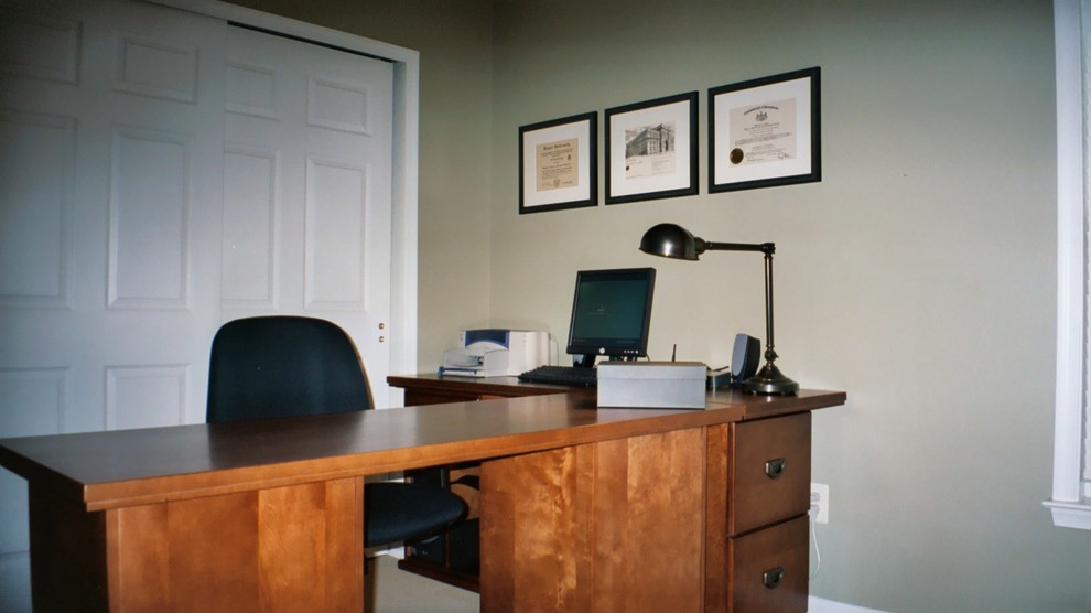 Idée de décoration pour un petit bureau design avec un mur beige, moquette, aucune cheminée et un bureau indépendant.