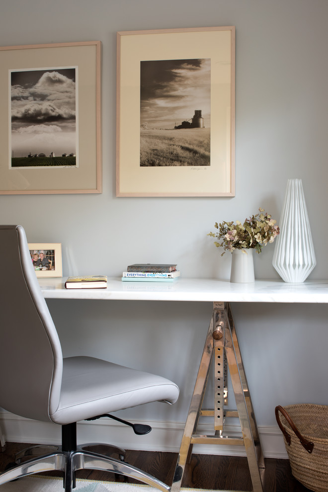 Ejemplo de estudio tradicional renovado de tamaño medio sin chimenea con paredes grises, suelo de madera en tonos medios, escritorio independiente y suelo marrón