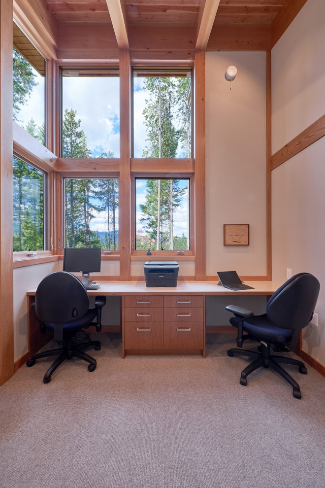 Modelo de despacho contemporáneo de tamaño medio sin chimenea con paredes blancas, moqueta y escritorio empotrado