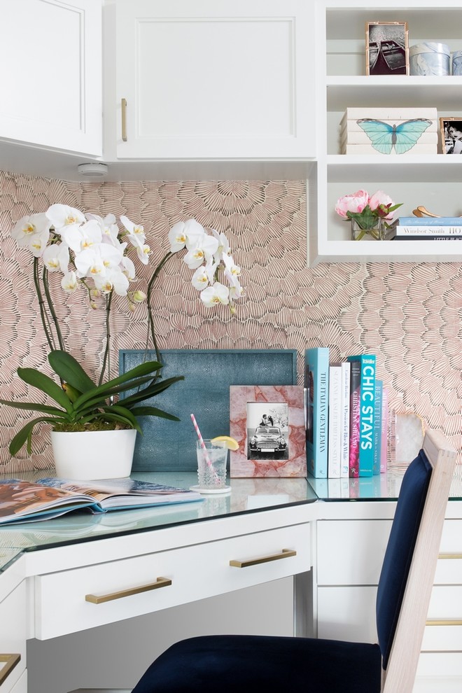 Idee per un piccolo ufficio tradizionale con scrivania incassata e pareti multicolore