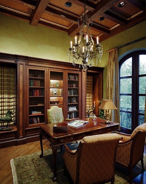 Inspiration för mellanstora klassiska arbetsrum, med ett bibliotek, gröna väggar, mellanmörkt trägolv och brunt golv