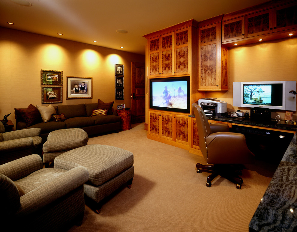 Ejemplo de despacho clásico sin chimenea con paredes beige, moqueta y escritorio empotrado