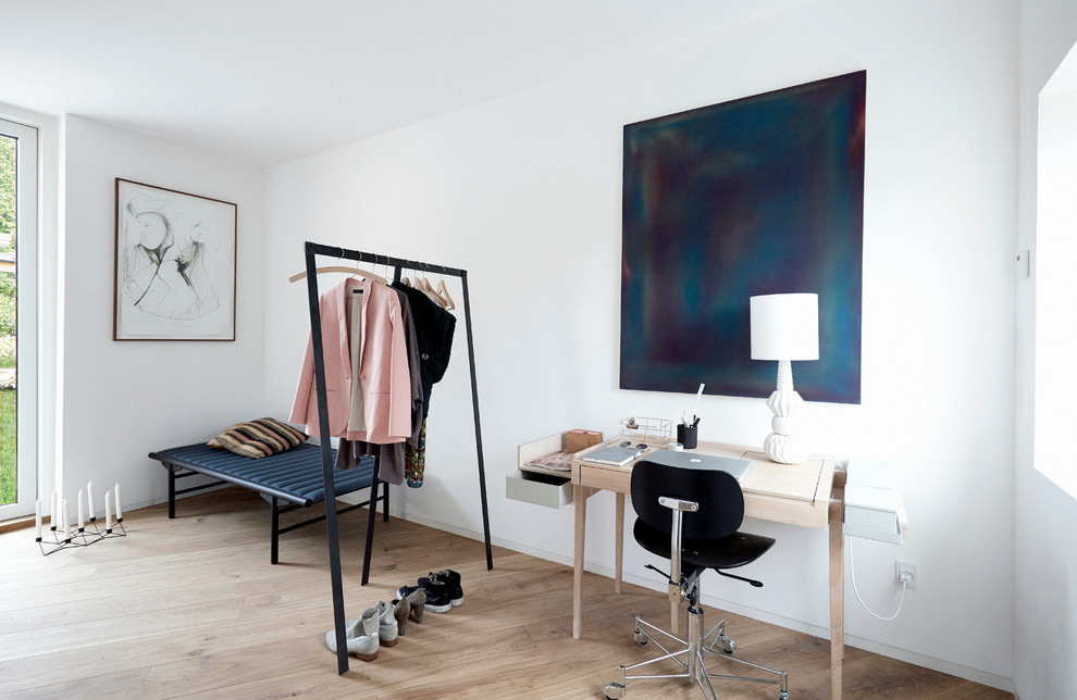 Foto de despacho escandinavo de tamaño medio con paredes blancas y suelo beige