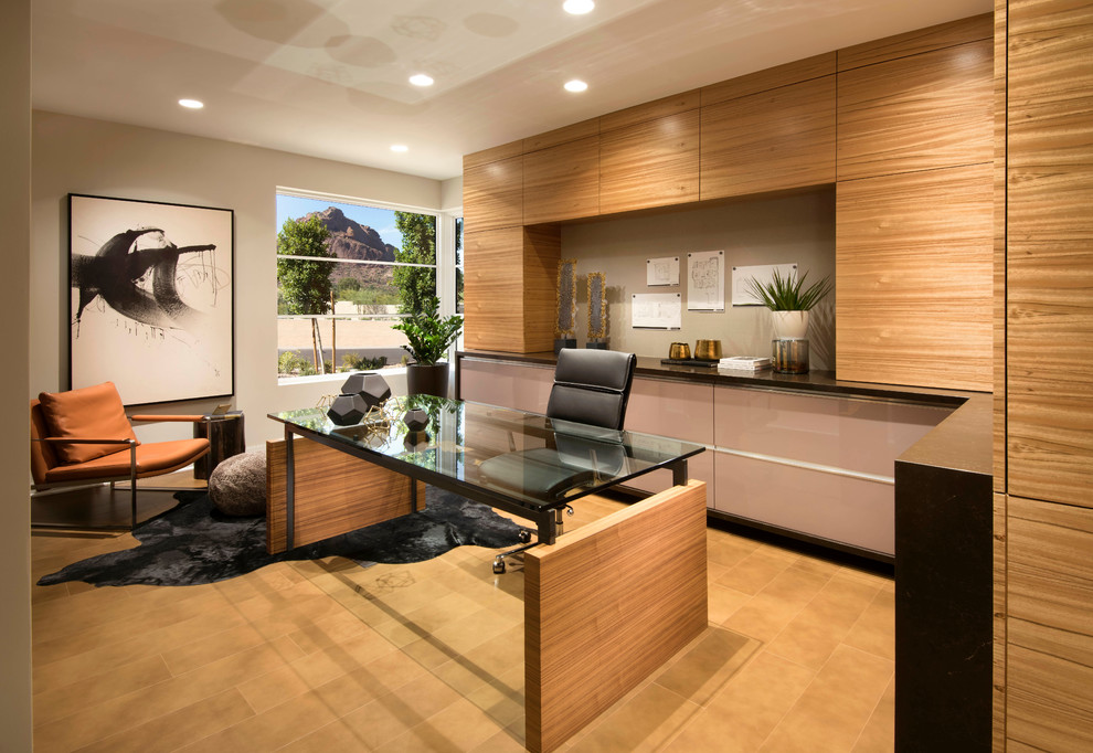 Modernes Arbeitszimmer mit Arbeitsplatz, grauer Wandfarbe und freistehendem Schreibtisch in Phoenix