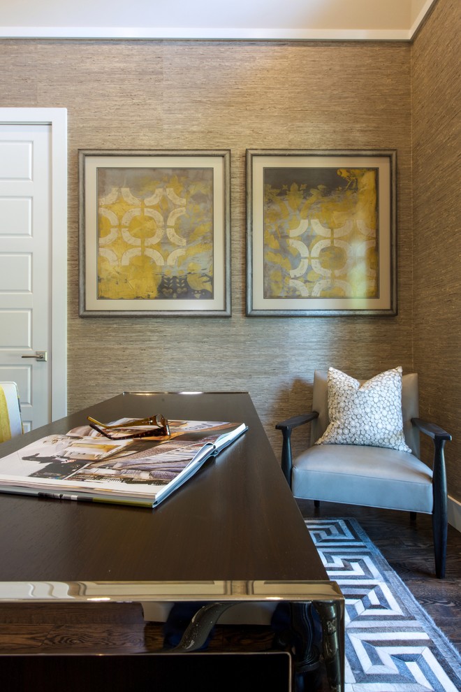 Idée de décoration pour un petit bureau design avec un mur beige, parquet foncé et un bureau indépendant.