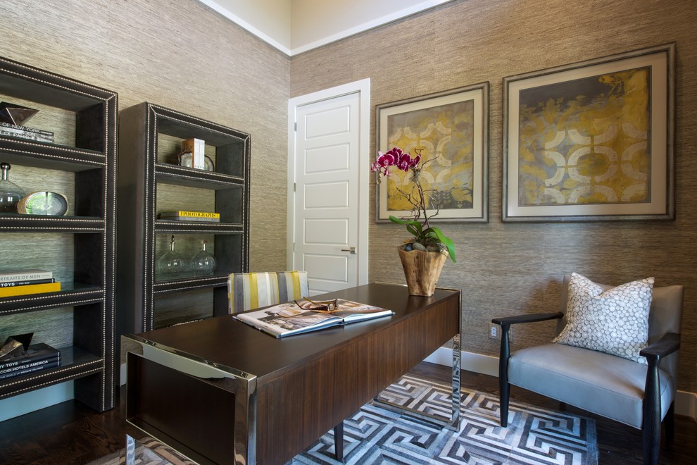 Ejemplo de despacho actual pequeño con paredes beige, suelo de madera oscura y escritorio independiente