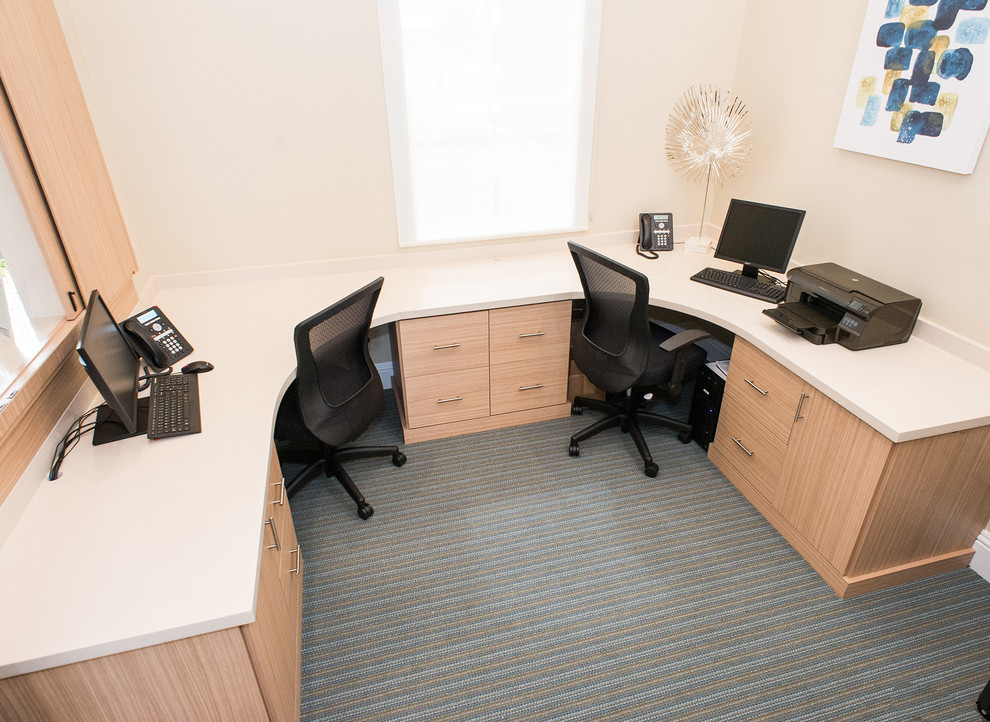 Idéer för ett stort modernt arbetsrum, med beige väggar, heltäckningsmatta och ett inbyggt skrivbord