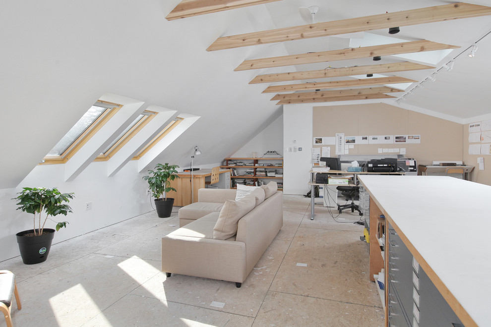 Exemple d'un grand bureau tendance de type studio avec un mur blanc, un sol en contreplaqué, aucune cheminée et un bureau indépendant.