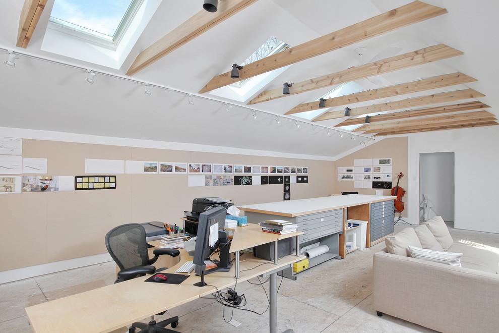Modern inredning av ett stort hemmastudio, med vita väggar, plywoodgolv och ett fristående skrivbord
