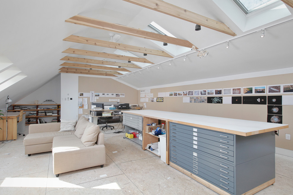 Inspiration för ett stort funkis hemmastudio, med vita väggar, plywoodgolv och ett fristående skrivbord