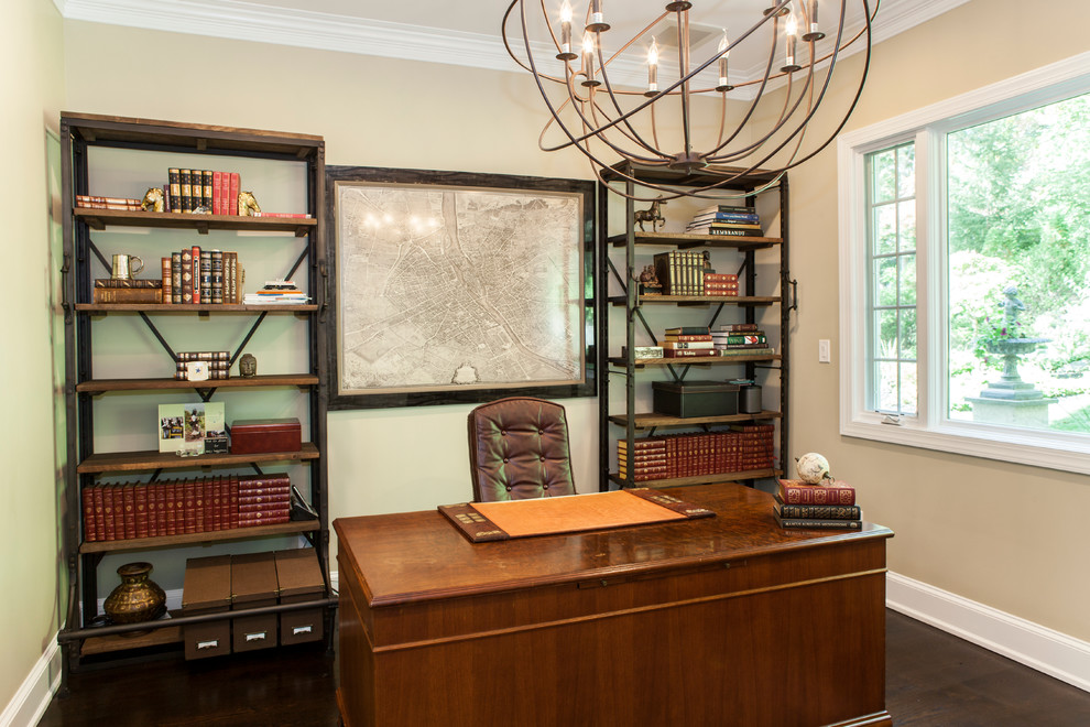 Ejemplo de despacho clásico de tamaño medio con paredes beige, suelo de madera oscura, escritorio independiente y suelo marrón