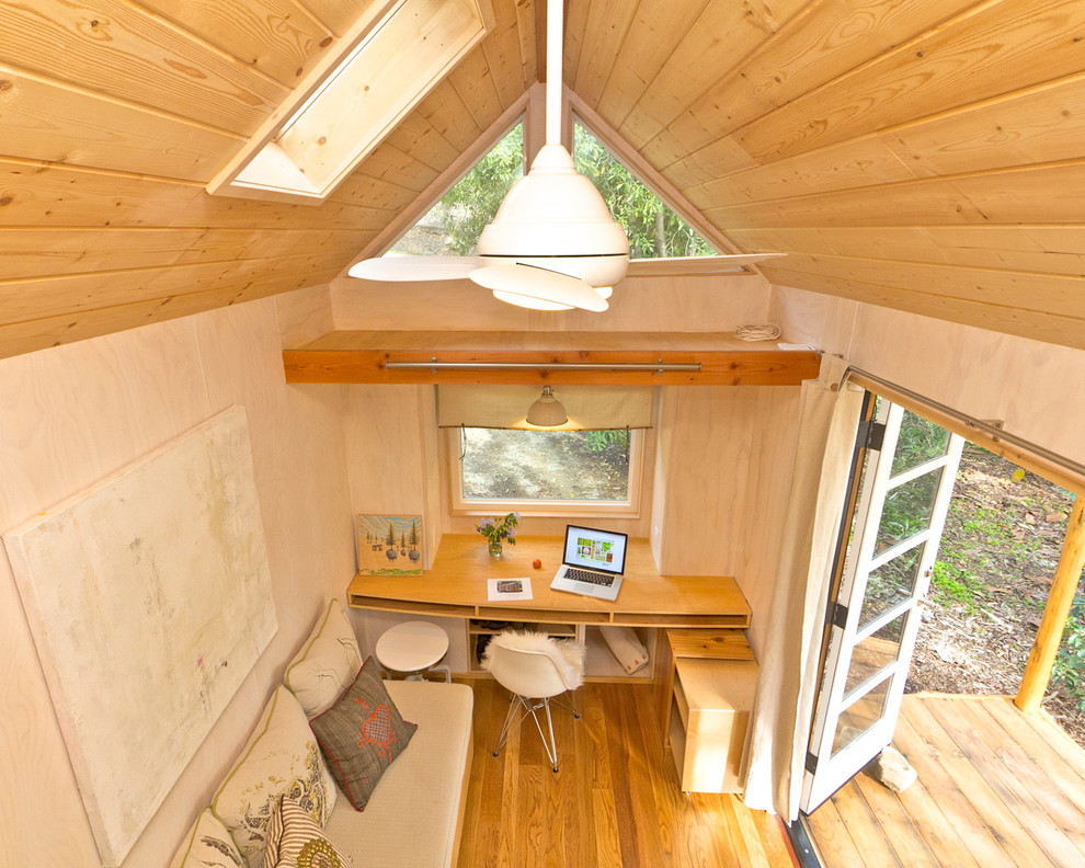 Ejemplo de despacho contemporáneo pequeño sin chimenea con suelo de madera en tonos medios, escritorio empotrado y paredes beige
