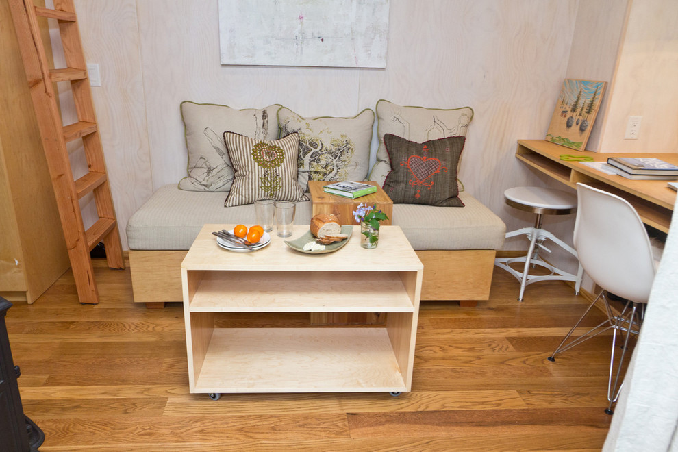 Aménagement d'un petit bureau contemporain avec un sol en bois brun, un mur beige, aucune cheminée et un bureau intégré.