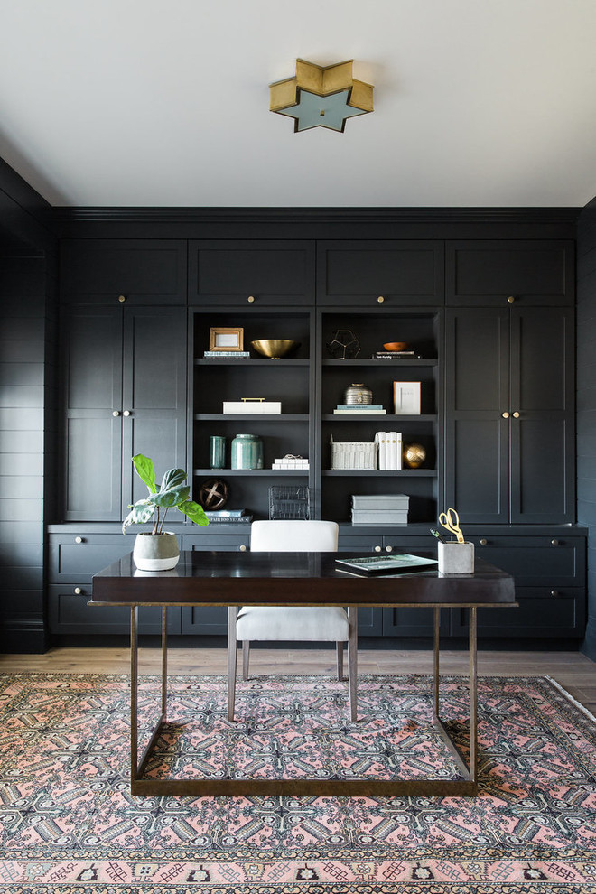 Пример оригинального дизайна: кабинет в стиле неоклассика (современная классика) с отдельно стоящим рабочим столом, серыми стенами и светлым паркетным полом
