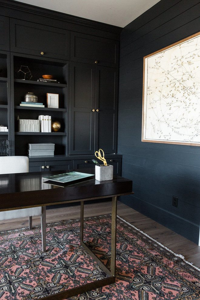 Inspiration för klassiska arbetsrum, med mörkt trägolv, ett fristående skrivbord och grå väggar