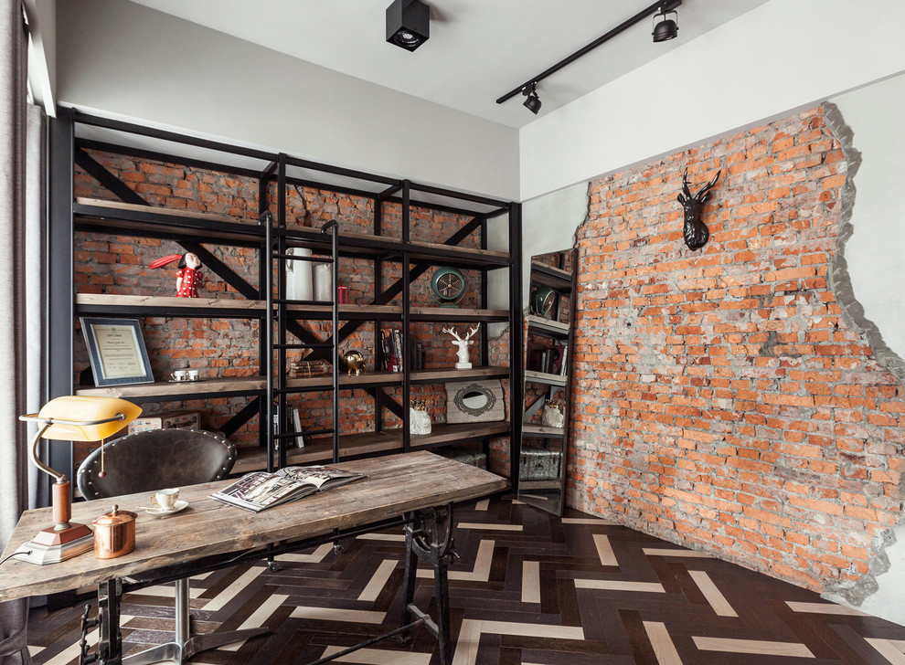 他の地域にあるインダストリアルスタイルのおしゃれなホームオフィス・書斎 (オレンジの壁、茶色い床) の写真