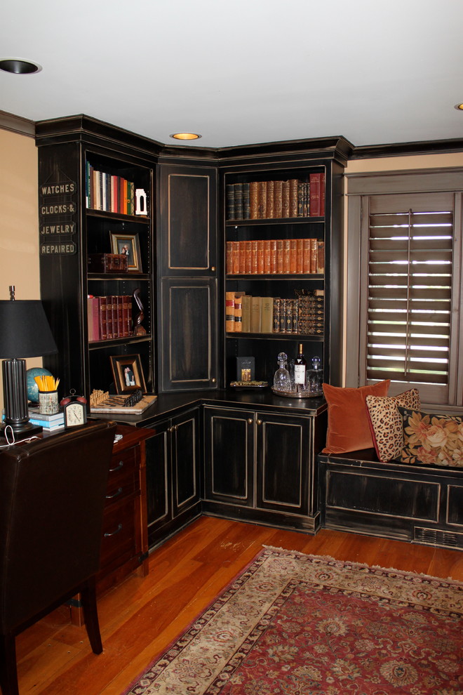 Inspiration för mellanstora rustika hemmabibliotek, med beige väggar, mellanmörkt trägolv och ett fristående skrivbord