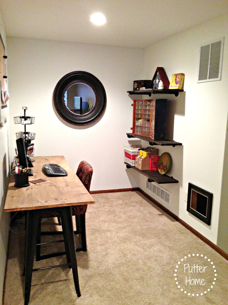 Kleines Industrial Arbeitszimmer ohne Kamin mit weißer Wandfarbe, Teppichboden und freistehendem Schreibtisch in Kansas City