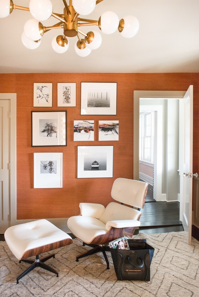 ニューヨークにあるラグジュアリーな広いトランジショナルスタイルのおしゃれな書斎 (オレンジの壁、造り付け机、濃色無垢フローリング、暖炉なし、黒い床) の写真