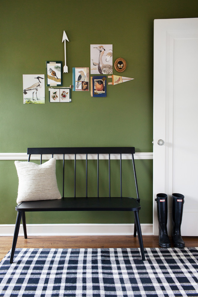 Immagine di un piccolo atelier bohémian con pareti verdi, scrivania autoportante, pavimento in legno massello medio e pavimento marrone