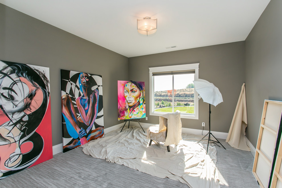 Mittelgroßes Modernes Arbeitszimmer ohne Kamin mit Studio, grauer Wandfarbe, Teppichboden und grauem Boden in Seattle