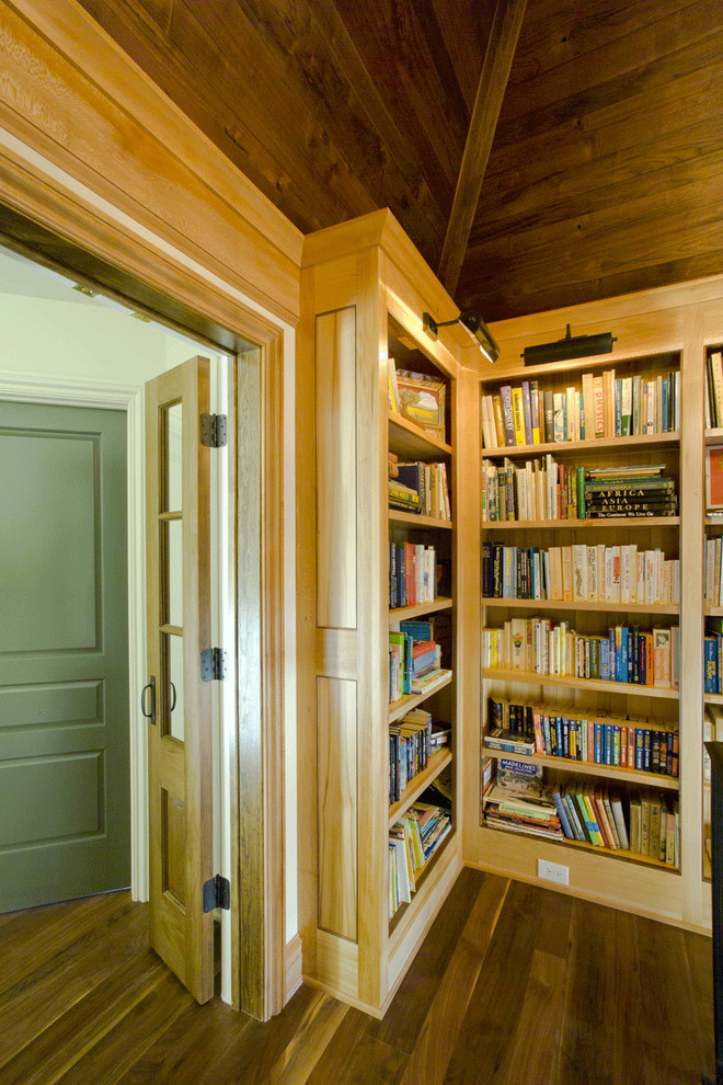 Foto de estudio de estilo americano de tamaño medio sin chimenea con suelo de madera en tonos medios, escritorio empotrado y paredes beige