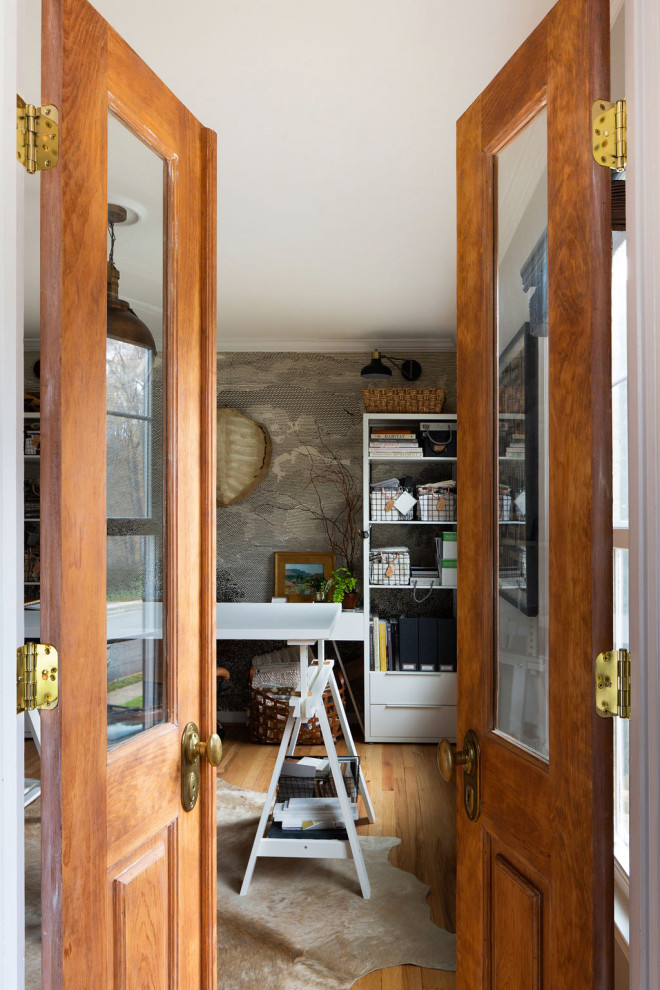 Eklektisk inredning av ett mellanstort hemmastudio, med grå väggar, ljust trägolv och ett fristående skrivbord