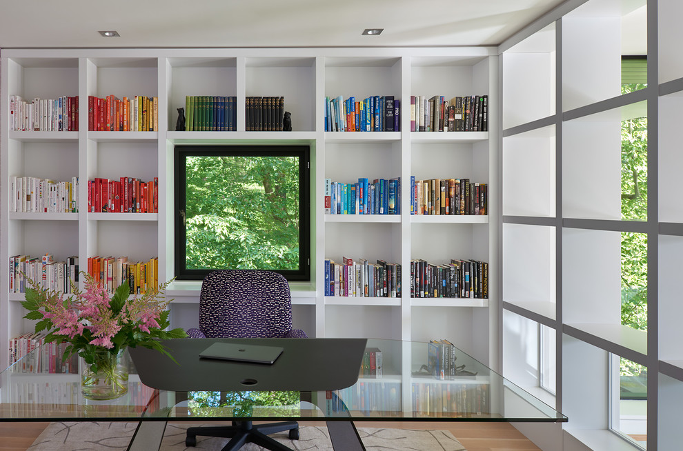 Foto di un grande ufficio minimal con pareti bianche, pavimento in legno massello medio, scrivania autoportante, pavimento marrone e nessun camino