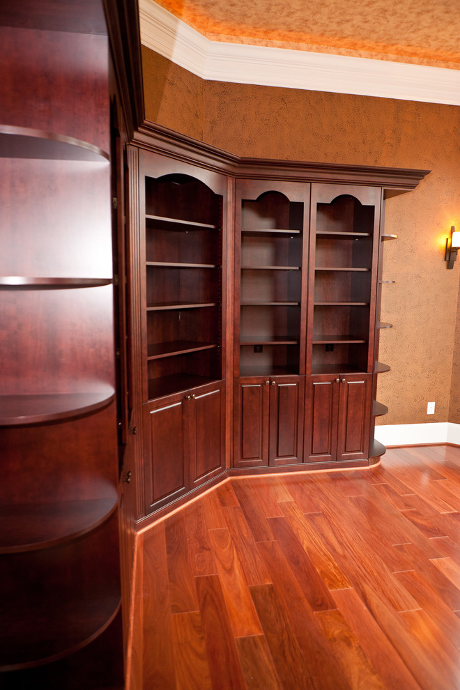 Modelo de despacho clásico renovado grande con suelo de madera en tonos medios