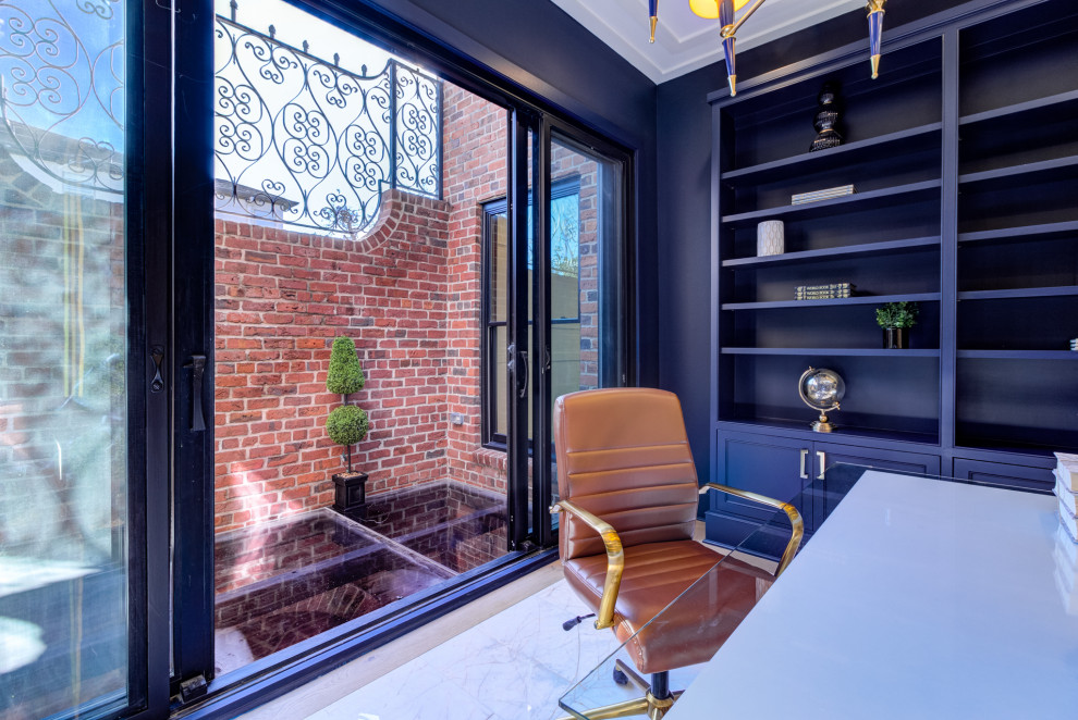 На фото: домашняя библиотека среднего размера в стиле неоклассика (современная классика) с синими стенами, мраморным полом, отдельно стоящим рабочим столом, деревянным потолком и деревянными стенами