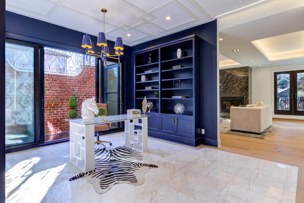 Immagine di uno studio chic di medie dimensioni con libreria, pareti blu, pavimento in marmo, scrivania autoportante, soffitto in legno e pareti in legno