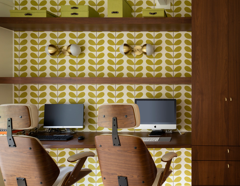 デンバーにあるミッドセンチュリースタイルのおしゃれな書斎 (マルチカラーの壁、造り付け机) の写真