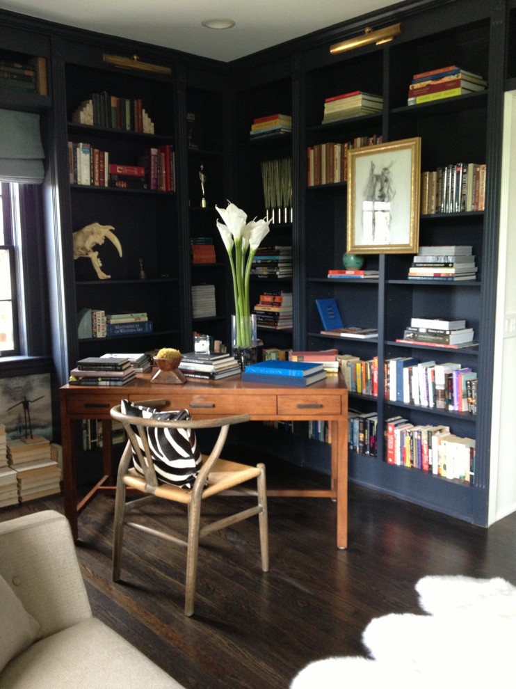 На фото: домашняя библиотека в стиле неоклассика (современная классика) с темным паркетным полом, отдельно стоящим рабочим столом, коричневым полом и белыми стенами с