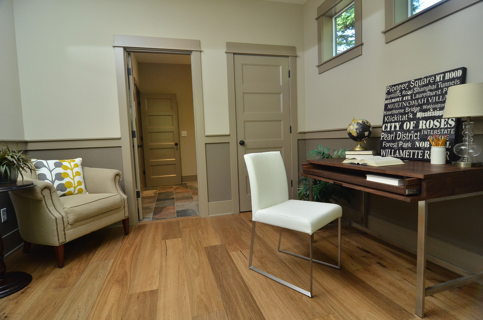 Immagine di uno studio minimal di medie dimensioni con pareti beige, pavimento in legno massello medio, nessun camino e scrivania autoportante