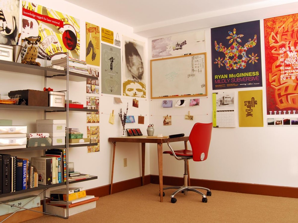 ボイシにあるトラディショナルスタイルのおしゃれなホームオフィス・書斎 (白い壁、カーペット敷き、自立型机) の写真