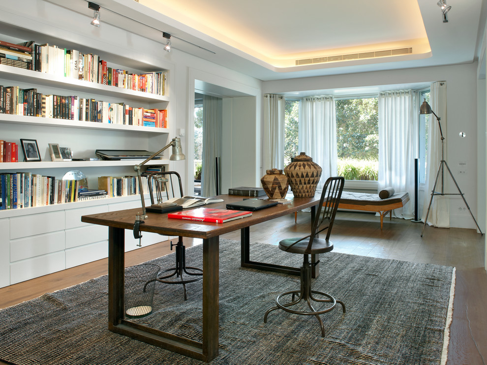 Imagen de despacho industrial de tamaño medio sin chimenea con paredes blancas, suelo de madera oscura y escritorio independiente