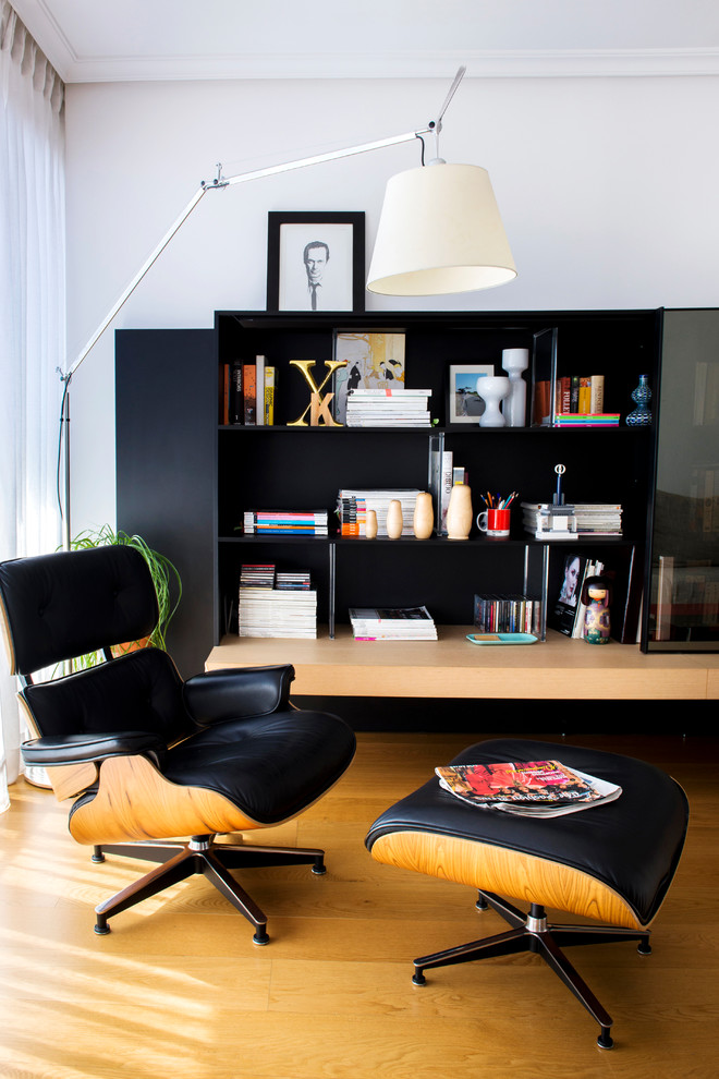 Esempio di un ufficio minimal di medie dimensioni con pareti bianche, pavimento in legno massello medio, nessun camino e scrivania incassata