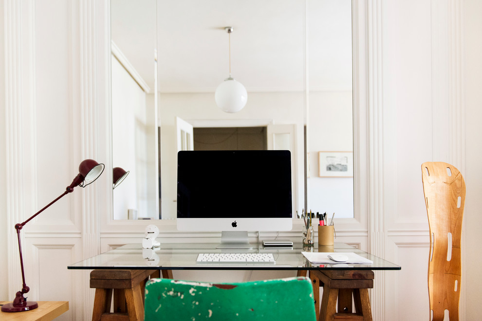Ejemplo de despacho bohemio de tamaño medio con paredes blancas y escritorio empotrado