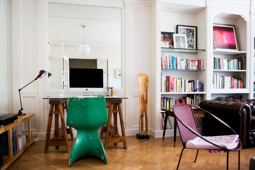 Foto de despacho ecléctico de tamaño medio sin chimenea con paredes blancas, suelo de madera en tonos medios y escritorio independiente