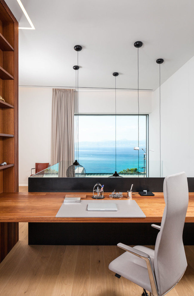 Example of a minimalist home office design in Palma de Mallorca