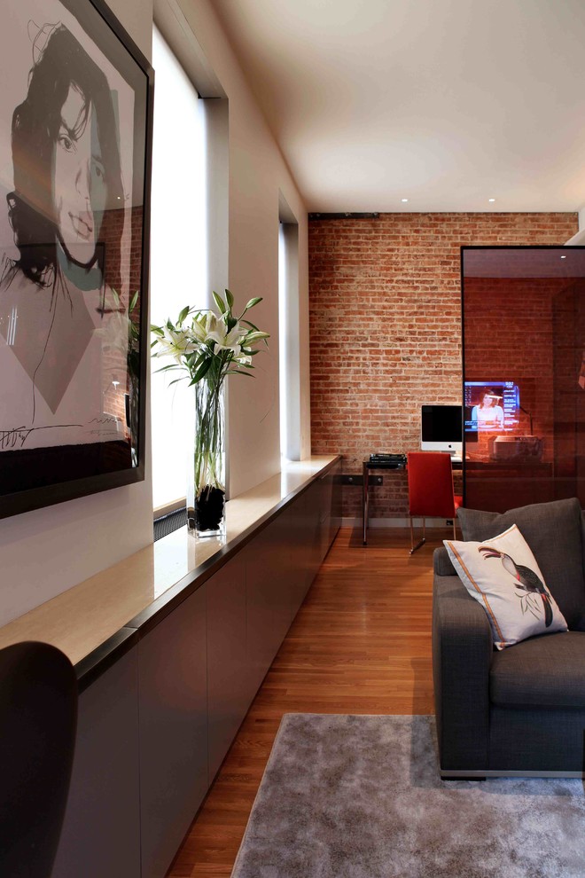 Foto de despacho contemporáneo con paredes blancas, suelo de madera en tonos medios y escritorio independiente