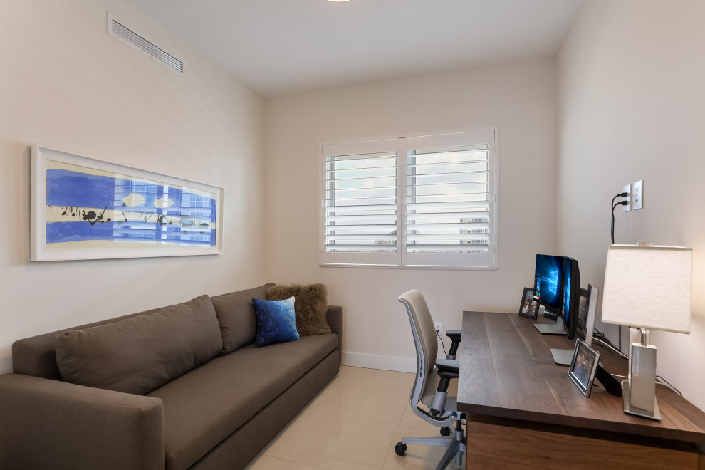 Cette image montre un bureau minimaliste avec un mur gris, un sol en carrelage de porcelaine, un bureau indépendant et un sol blanc.