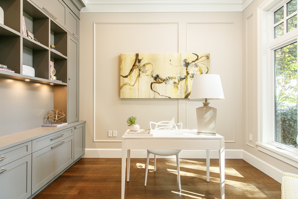 Foto de despacho clásico renovado con paredes blancas, suelo de madera en tonos medios, escritorio independiente y suelo marrón