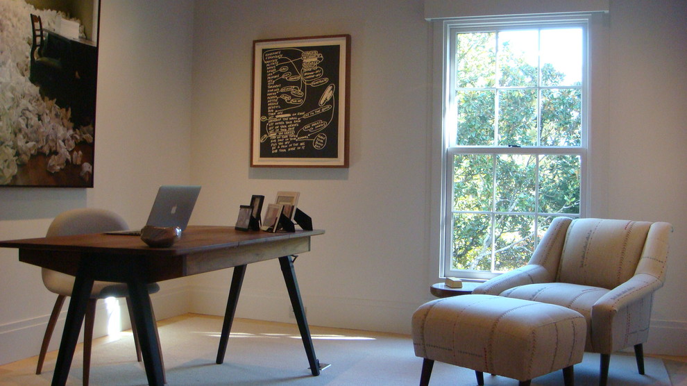 Réalisation d'un bureau design de taille moyenne avec un mur blanc, moquette, un bureau indépendant et un sol beige.