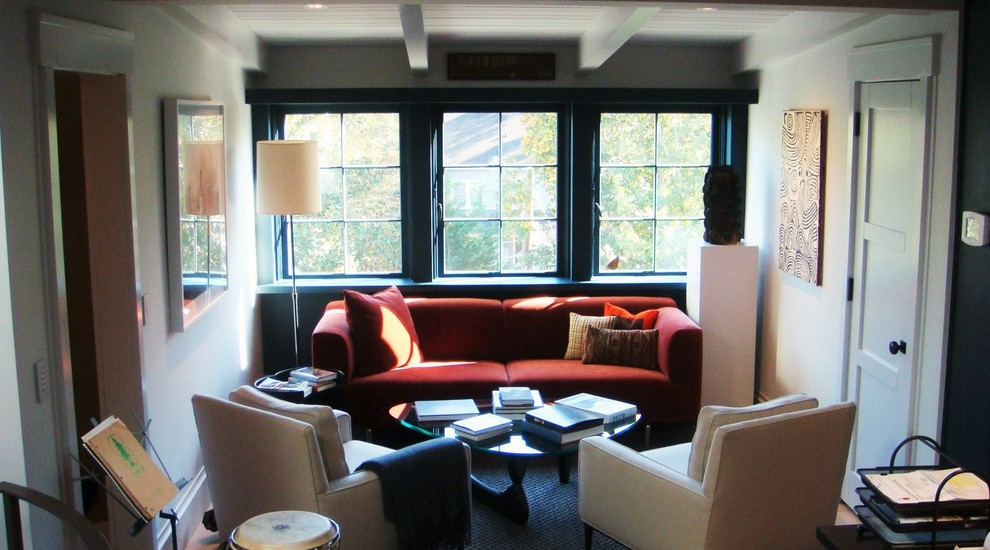 Пример оригинального дизайна: домашняя библиотека среднего размера в современном стиле с синими стенами, отдельно стоящим рабочим столом и бежевым полом без камина