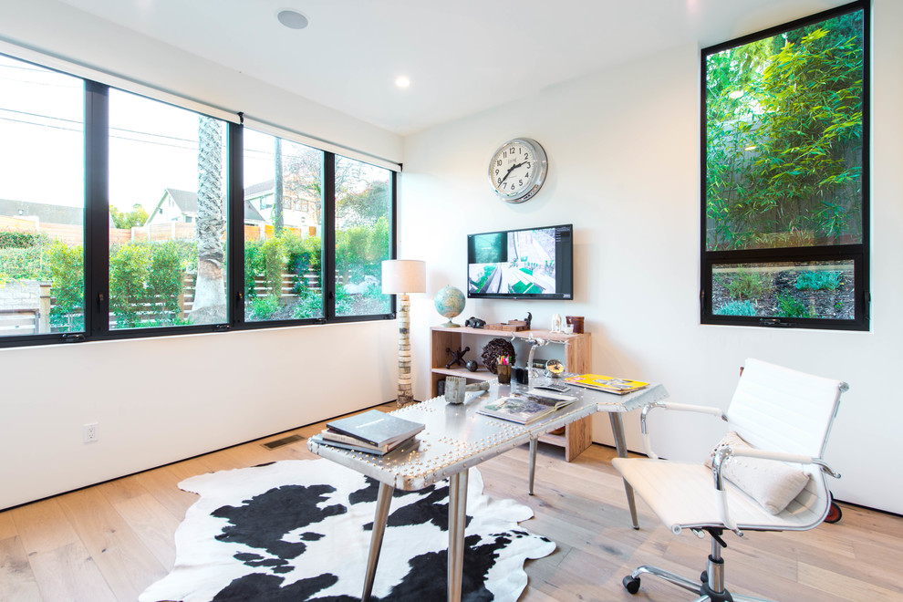 Foto de despacho contemporáneo con paredes blancas, suelo de madera clara, escritorio independiente y suelo beige